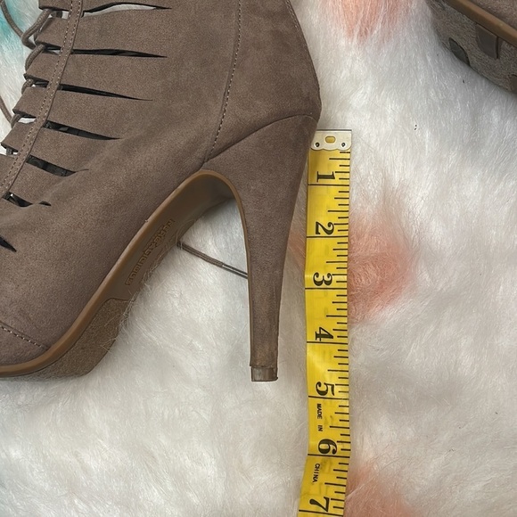 Fergalicious Woman’s Brown Suede Stiletto Heels Size 7M - Picture 8 of 8